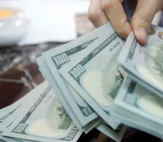 Dólar cai 1,6% e fecha em R$ 5,23 com alívio externo