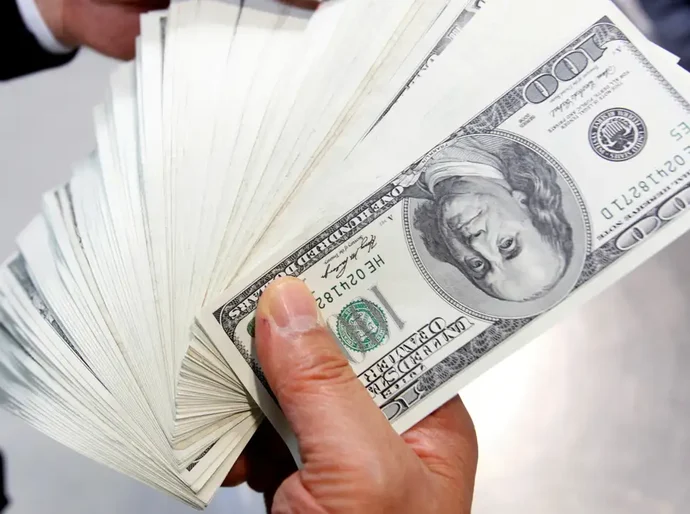 Dólar sobe para R$ 5,58 com agravamento de tensões com EUA
