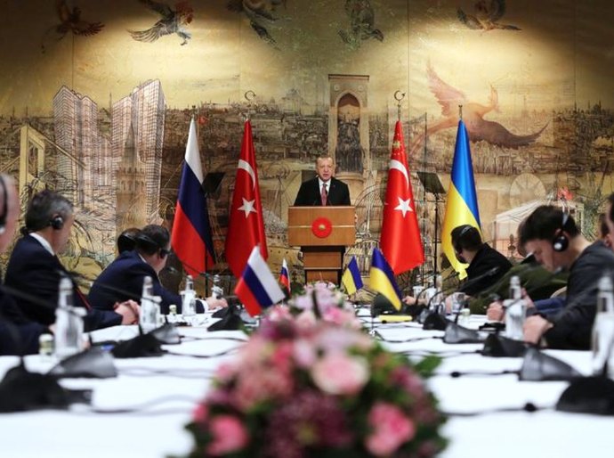 Ucranianos oferecem neutralidade em troca de garantias de segurança; Rússia diz que reduzirá ataques a Kiev