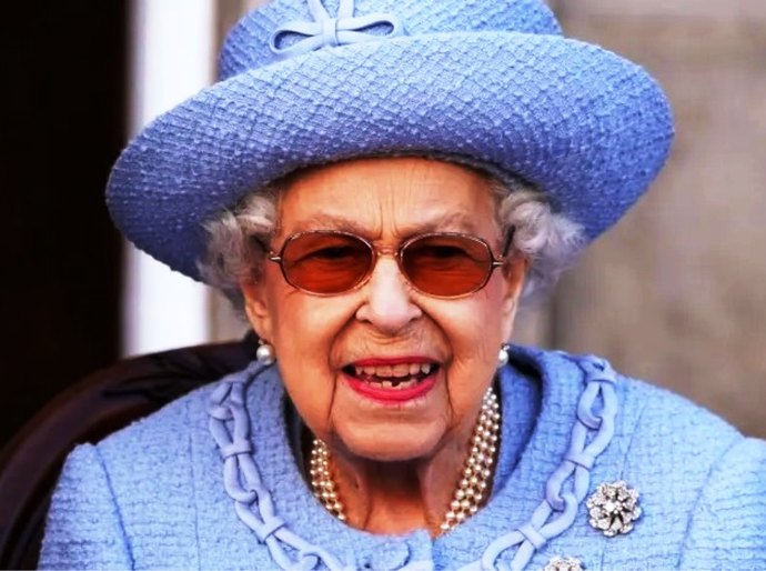 Príncipes William, Andrew e Edward chegam à Escócia para acompanhar Elizabeth II