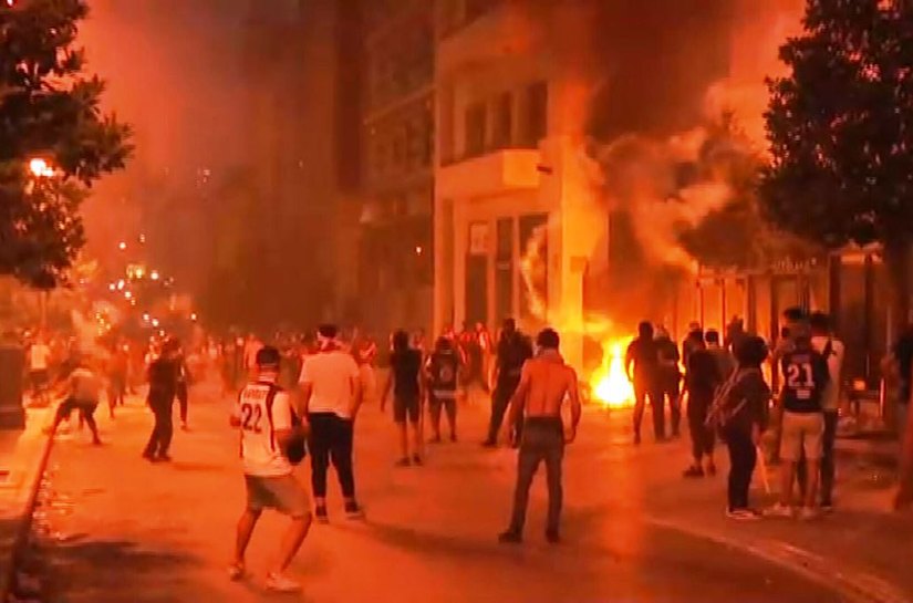 Em 2º dia de protestos em Beirute, manifestantes seguem rumo ao parlamento