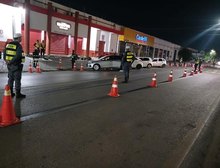 Doze condutores são presos e 36 veículos removidos em operações Lei Seca em Cuiabá