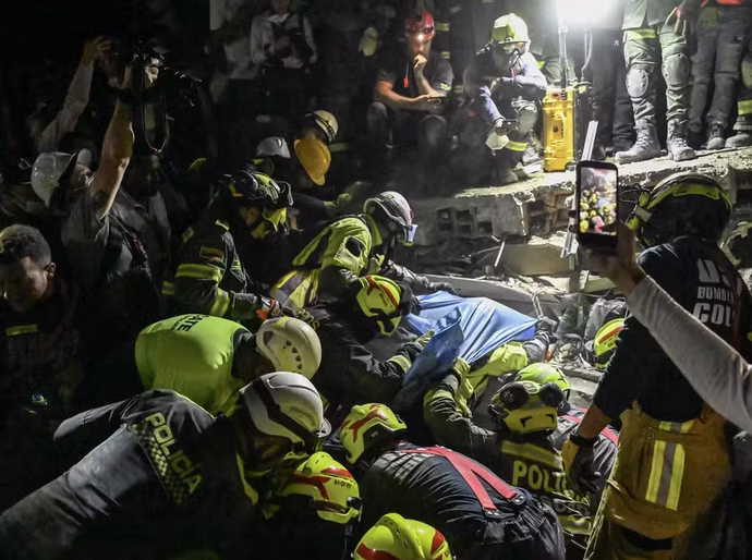 Mulher é resgatada sob escombros 36 horas após terremoto na Colômbia