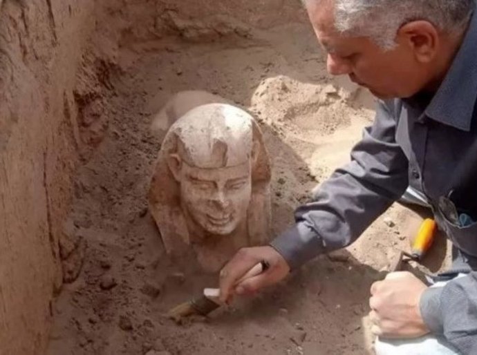A curiosa esfinge sorridente descoberta em escavação no Egito