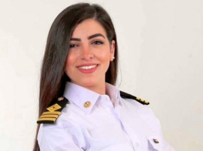 'Fui falsamente acusada por bloqueio do Canal de Suez': Marwa Elselehdar, a primeira mulher capitã de navio do Egito
