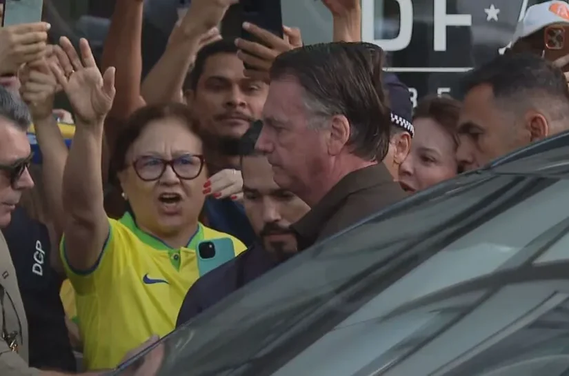 Bolsonaro deixa condomínio pela primeira vez após condenação