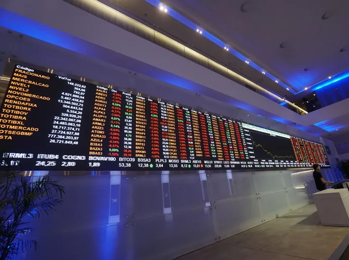 Ibovespa fecha acima dos 181 mil pontos pela 1ª vez; dólar cai a R$ 5,20