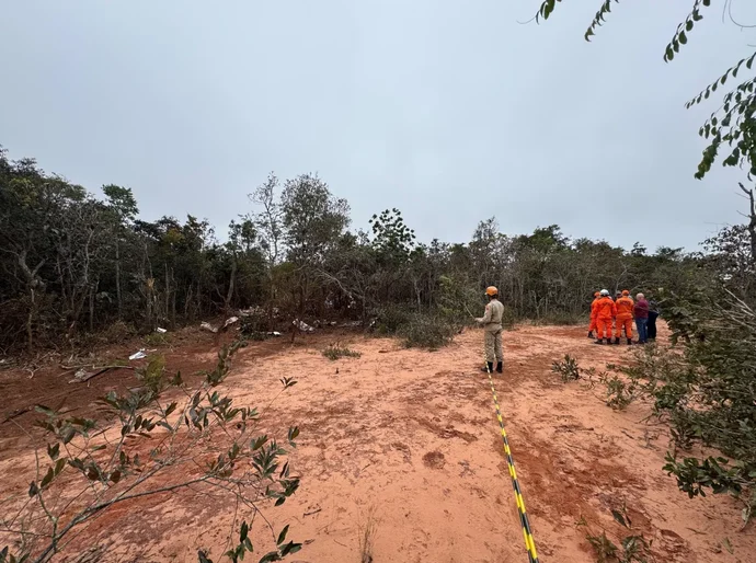 Avião de pequeno porte cai e deixa piloto e pesquisadora alemã mortos em Campo Grande