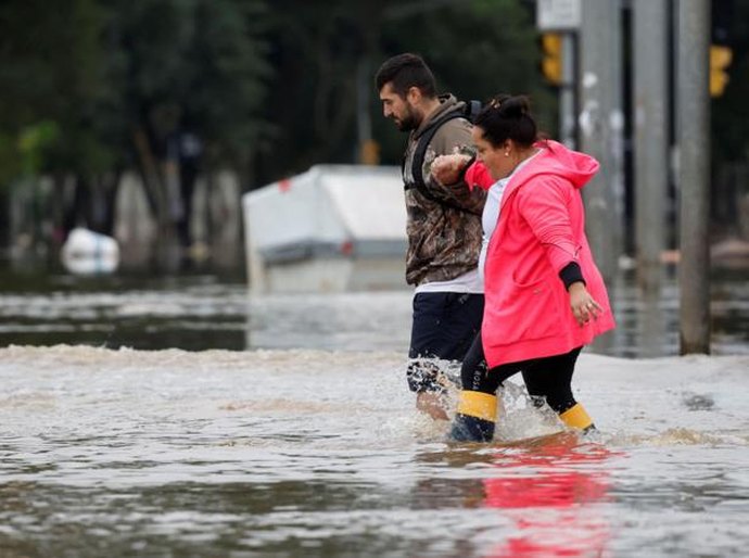 'É muito triste passar por tudo isso outra vez': os voluntários de resgate em 2023 que voltaram a atuar nas enchentes