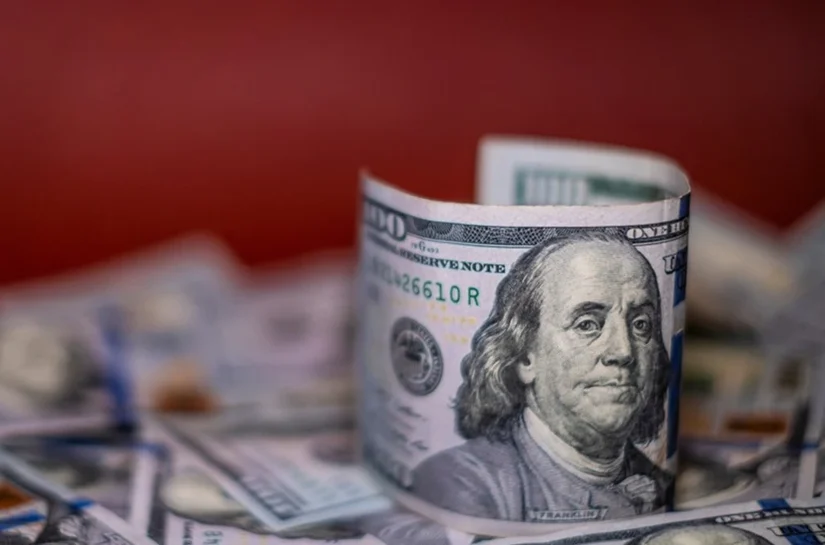 Dólar cai a R$ 4,91 e tem menor valor em mais de dois anos, com ata do Copom e conflito no Irã