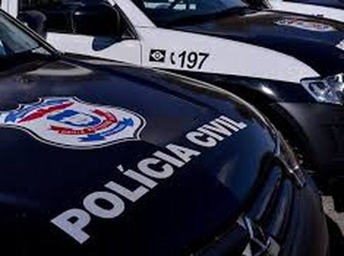 Polícia investiga morte de jovem encontrada seminua em casa