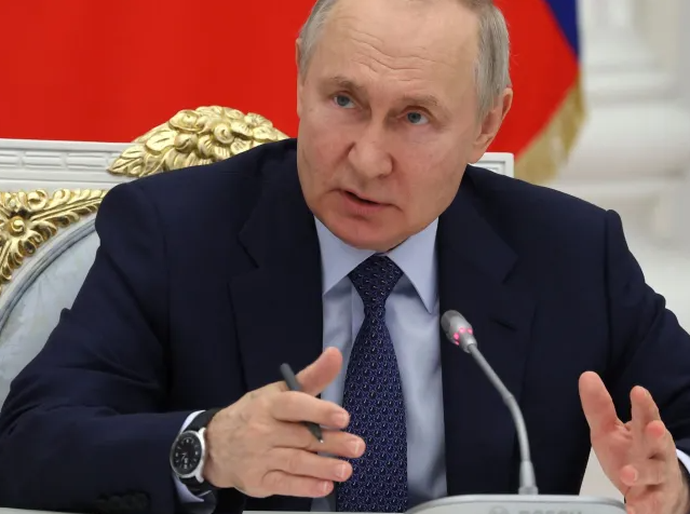 Putin diz que armas nucleares táticas serão implantadas em Belarus no próximo mês