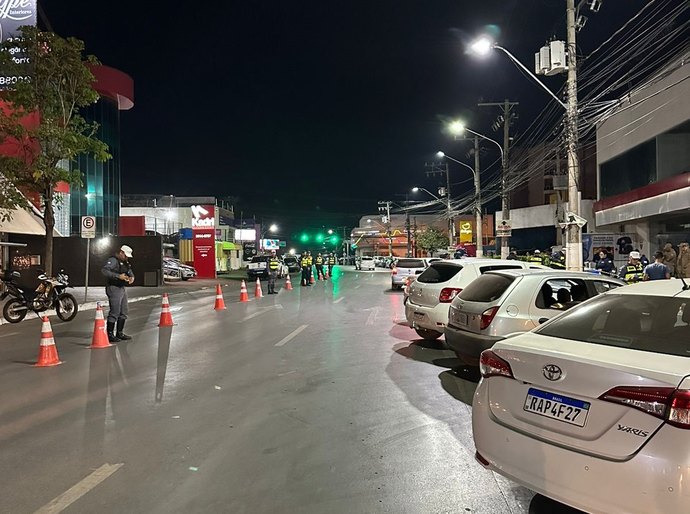 Operação Lei Seca prende 13 pessoas por embriaguez na Avenida Isaac Póvoas, em Cuiabá