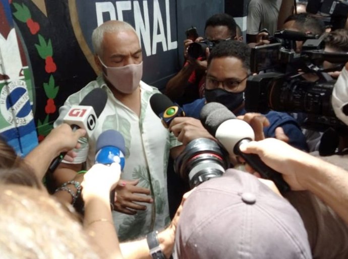 Cantor Belo é solto após prisão por fazer show clandestino em escola pública no Rio