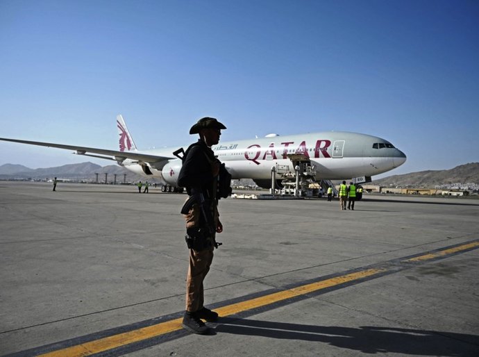 Voo com estrangeiros decola do aeroporto de Cabul pela 1ª vez desde a retirada dos EUA