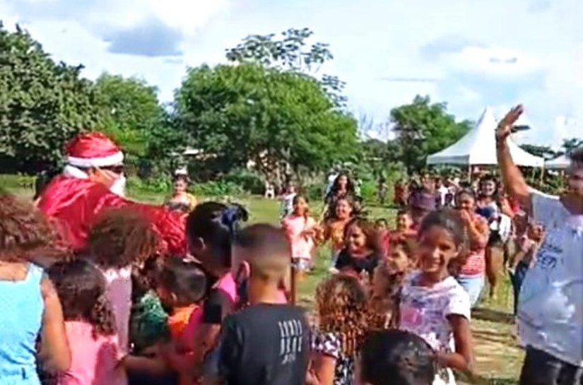 Papai Noel chega de helicóptero e surpreende crianças em ação promovida pela ‘Corrente do Bem’