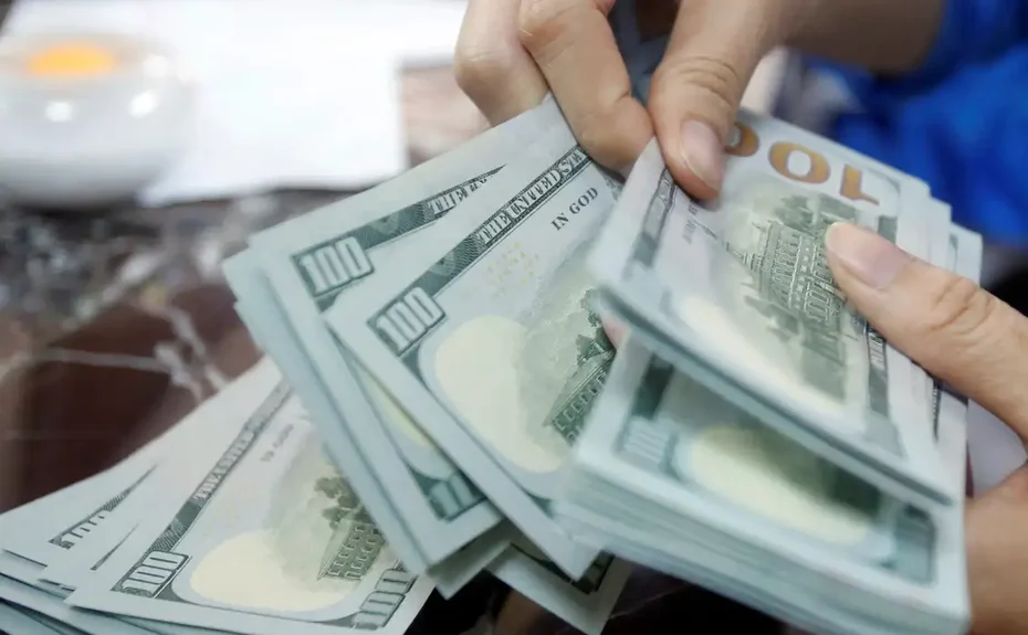 Dólar cai 1,6% e fecha em R$ 5,23 com alívio externo