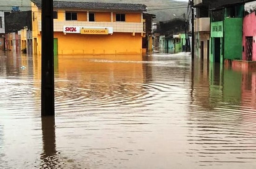 Barragem se rompe em Sairé e água invade casas em Barra de Guabiraba