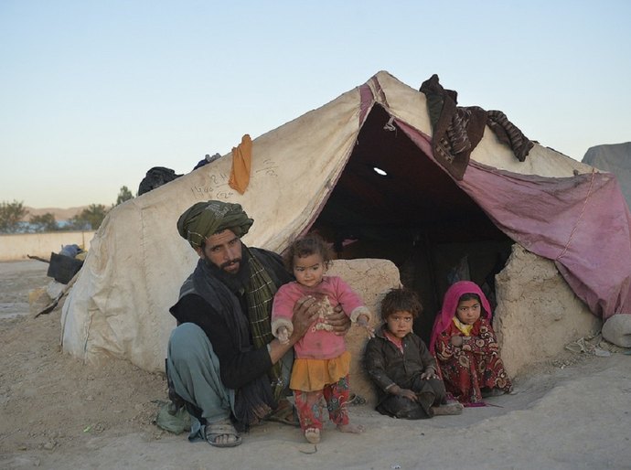 Famílias afegãs vendem suas filhas para não morrerem de fome