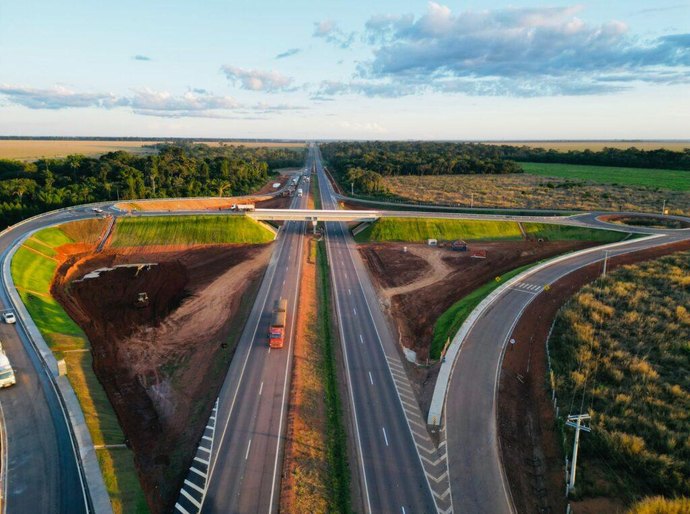 Toda duplicação da BR-163 feita pelo Governo de MT e Nova Rota tem acostamento