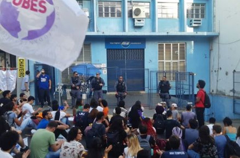 Estudantes protestam contra restrição do passe livre estudantil em frente a Prefeitura de Cuiabá