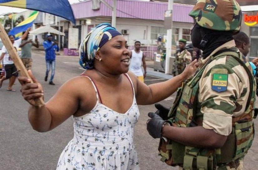 Por que tantos jovens africanos celebram golpes militares em seus países