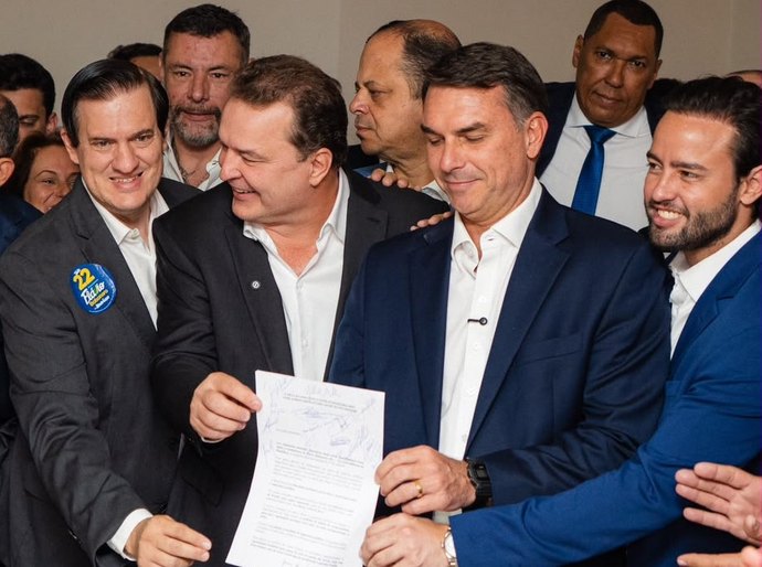 VEJA VÍDEO: MAX RUSSI LIDERA ARTICULAÇÃO DE 18 DEPUTADOS DE MT E ENTREGA CARTA DE APOIO A FLÁVIO BOLSONARO EM BRASÍLIA