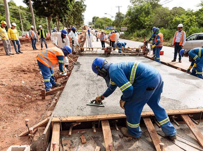 Governo começa a construir pistas de concreto do sistema BRT na Avenida do CPA, em Cuiabá