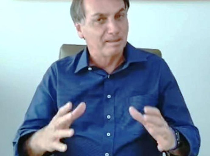 Bolsonaro publica vídeo tomando hidroxicloroquina e se diz melhor da Covid-19