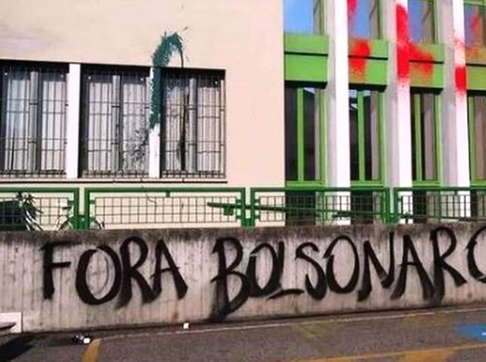 Diocese faz críticas e ativistas jogam fezes em prefeitura da Itália que homenageará Bolsonaro