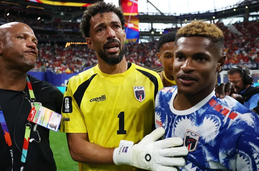 Craque do jogo, goleiro Vozinha sai chorando de campo após segurar Espanha