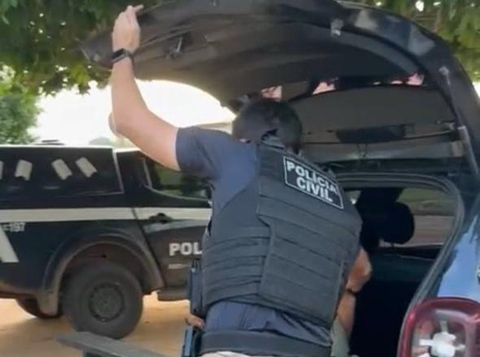 Foragido por morte de policial civil aposentado é preso pela Polícia Civil em balsa no Rio Teles Pires