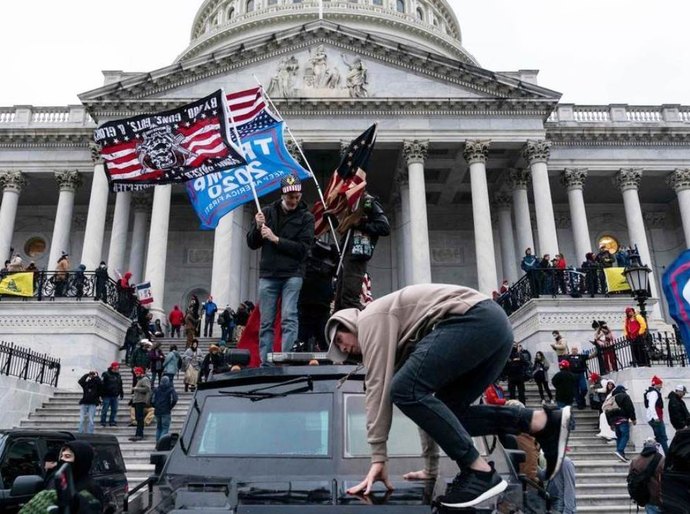 Novas imagens mostram caos causado pela invasão do Capitólio dos EUA
