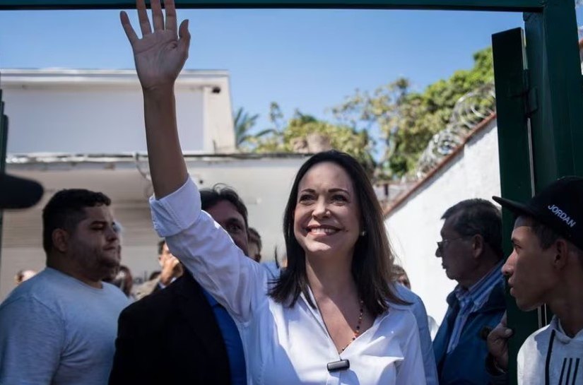 María Corina Machado acompanha o chavismo e faz campanha para as eleições presidenciais na Venezuela