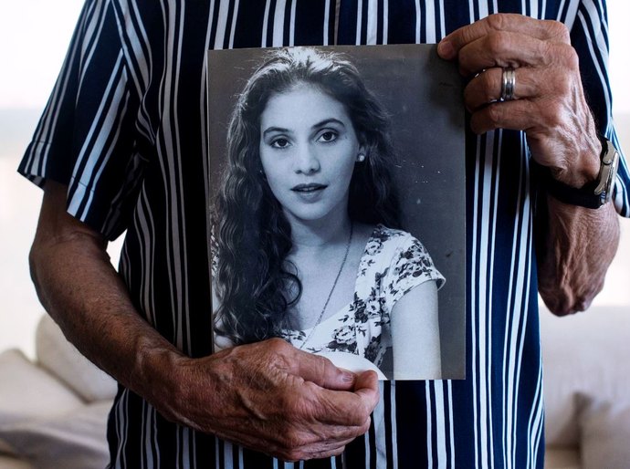 Pai passou 26 anos em busca do assassino da filha na Colômbia, e o achou no Brasil. Agora, teme que ele siga impune