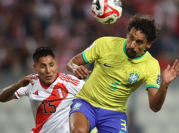 Brasil se salva no fim após jogo morno com o Peru e mantém 100% com Diniz