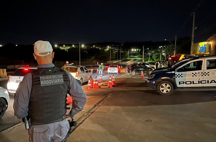 Em blitz da Lei Seca, 13 motoristas são presos dirigindo embriagados e 54 veículos apreendidos