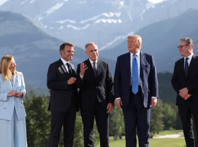 'Camaradagem'? Como Trump tentou evitar imagem de estranho no ninho no G7
