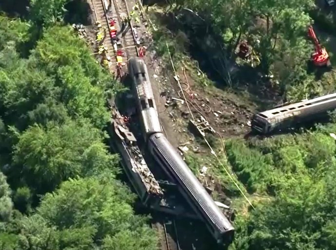 Trem de passageiros descarrila na Escócia e deixa 3 mortos