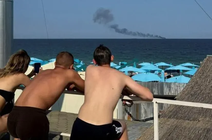 O balneário de luxo da Ucrânia onde turistas convivem com bombardeios diários: 'Todos ficam na praia observando os mísseis no céu'