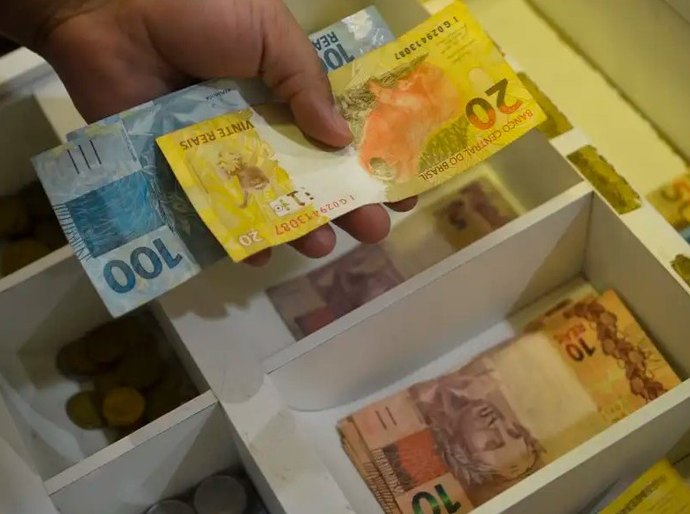 Salário mínimo de R$ 1.412 entra em vigor nesta segunda-feira