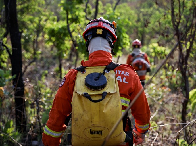 Bombeiros de MT extinguem incêndio no Parque Serra Azul e combatem outros 41