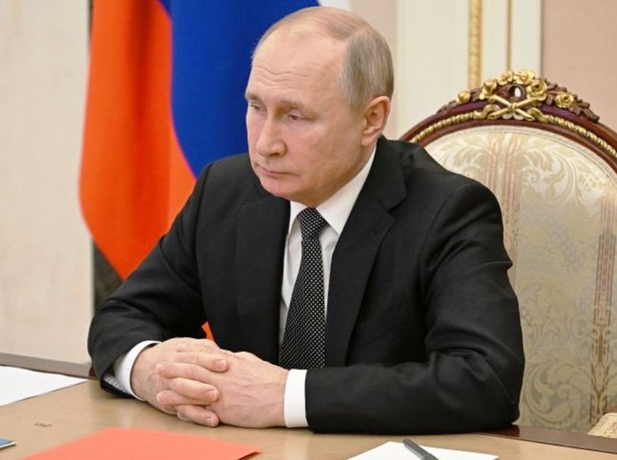 Em reunião com conselho, Putin diz avaliar reconhecer independência de separatistas na Ucrânia