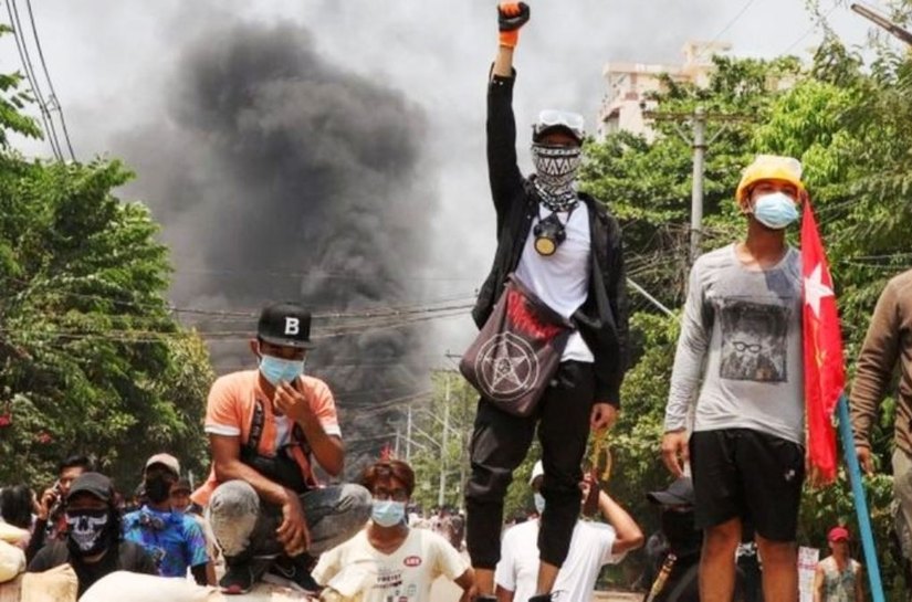 Forças de segurança matam mais de 90 manifestantes contrários ao golpe militar em Mianmar