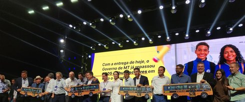 Governo de MT entrega 300 ônibus escolares aos municípios com investimento de R$ 128,7 milhões