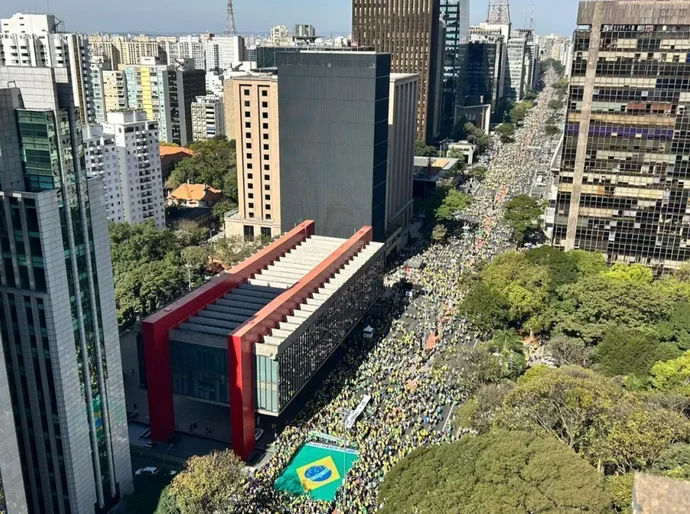 Atos pelo Brasil criticam Moraes e Lula; Bolsonaro surge pelo celular