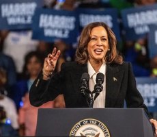 Por que Kamala Harris não destaca que pode ser primeira mulher eleita presidente dos EUA