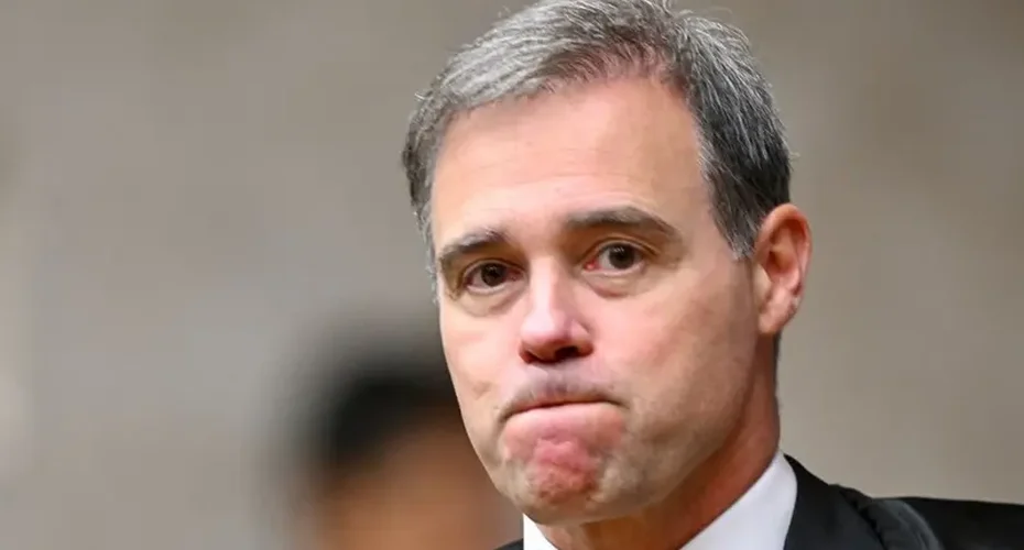 TSE tem três votos por proibição ampla de posts que ligam Flávio Bolsonaro a Nossa Senhora e dois por restrições mais brandas; siga julgamento