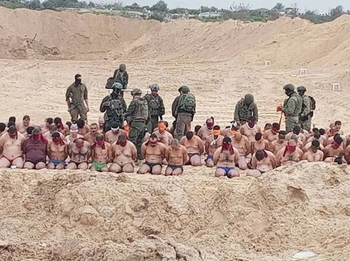 Imagens mostram dezenas de homens com roupas íntimas detidos por soldados de Israel