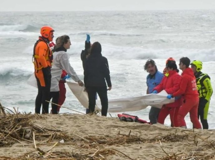Mais de 30 corpos aparecem na costa da Itália após naufrágio de barco com imigrantes